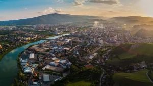 Pogled na Maribor, Pohorje in reko Dravo iz zraka